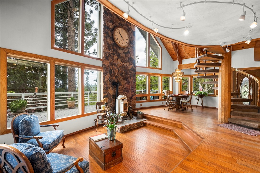 552 Valley Dr