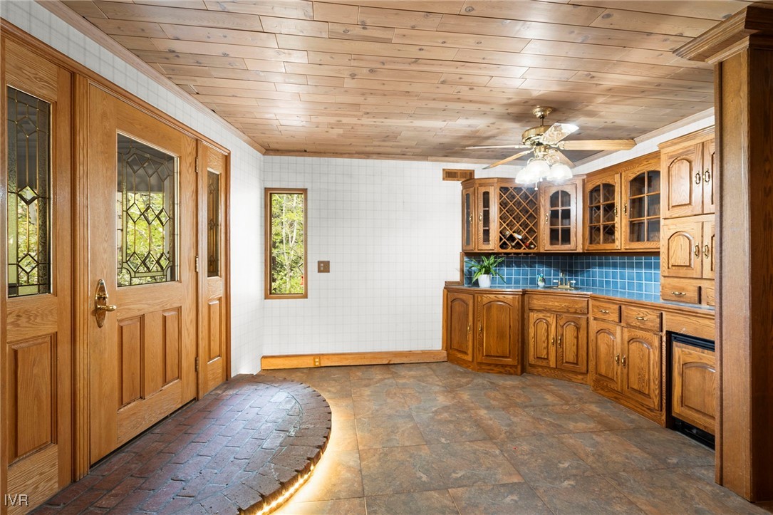552 Valley Dr