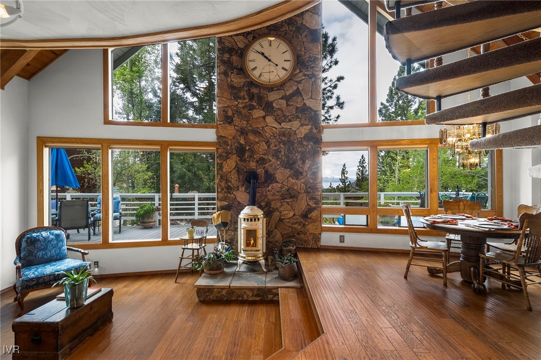 552 Valley Dr