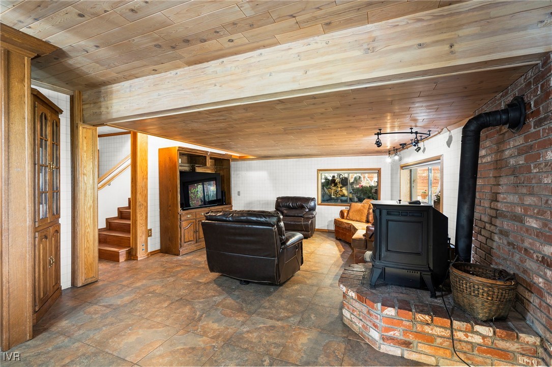 552 Valley Dr