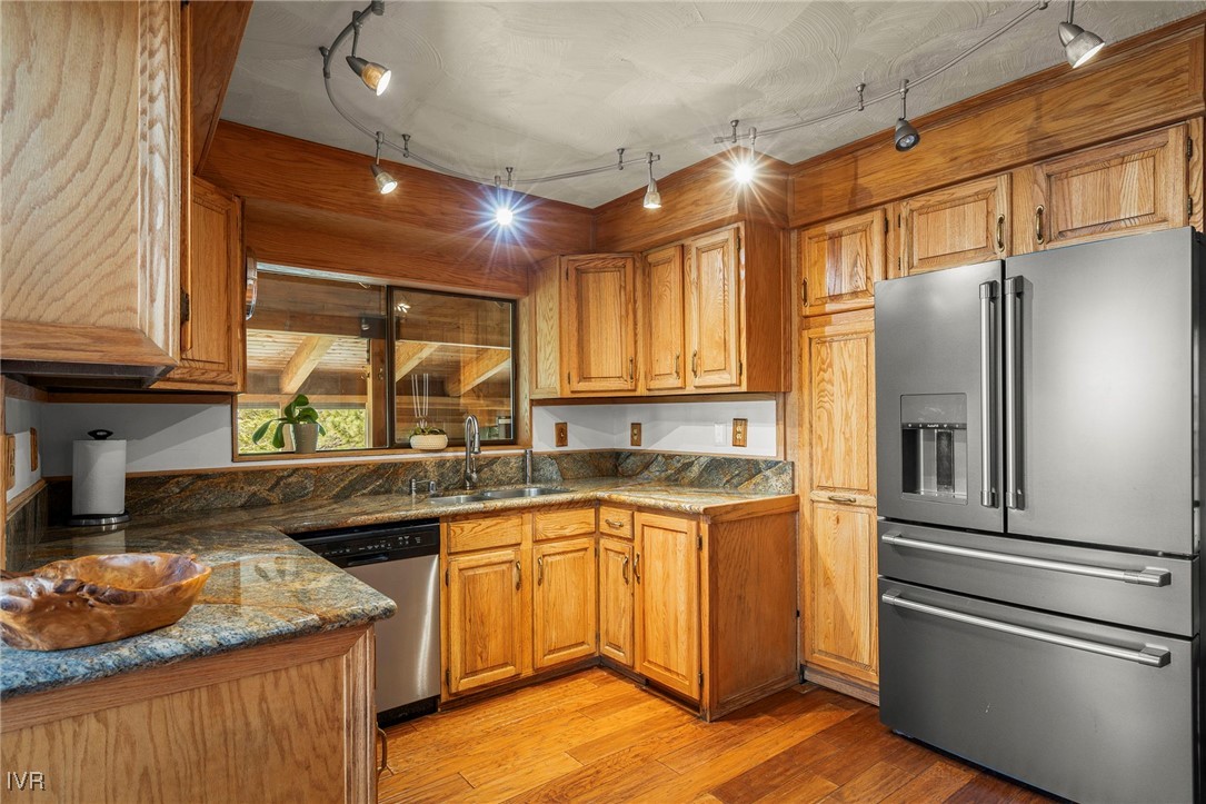 552 Valley Dr