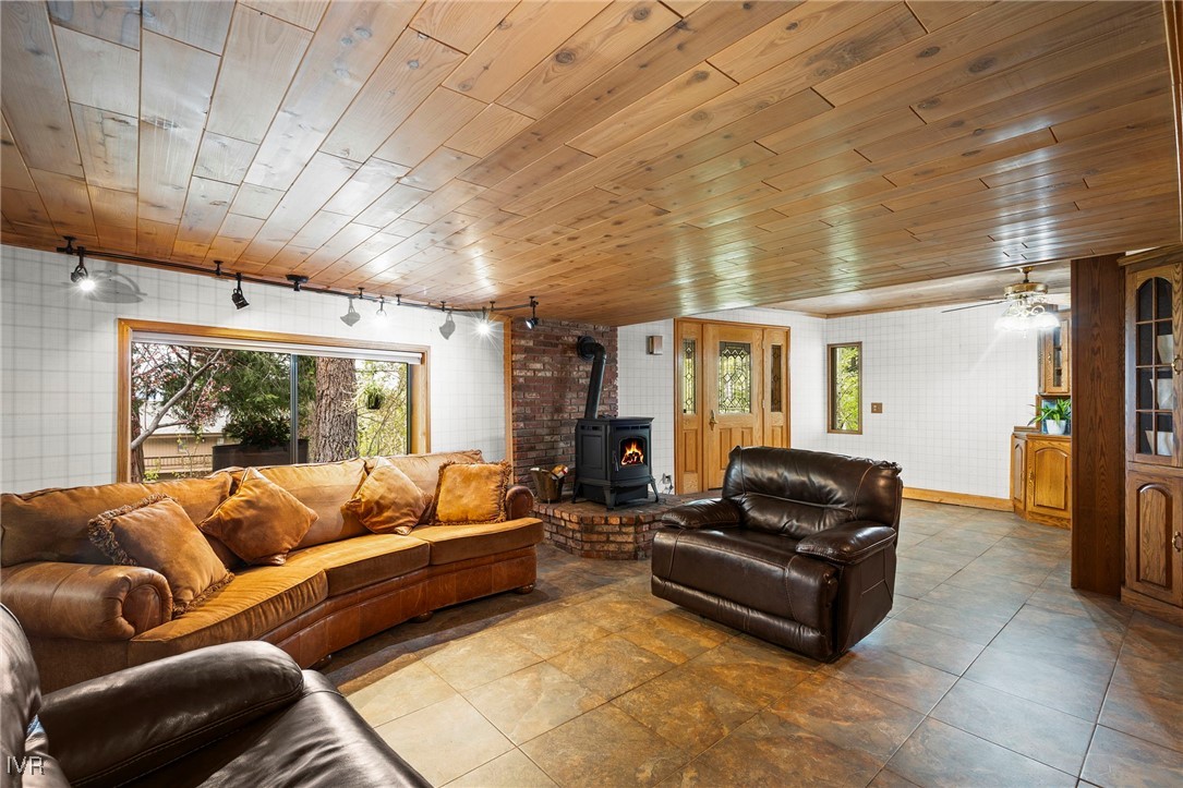 552 Valley Dr
