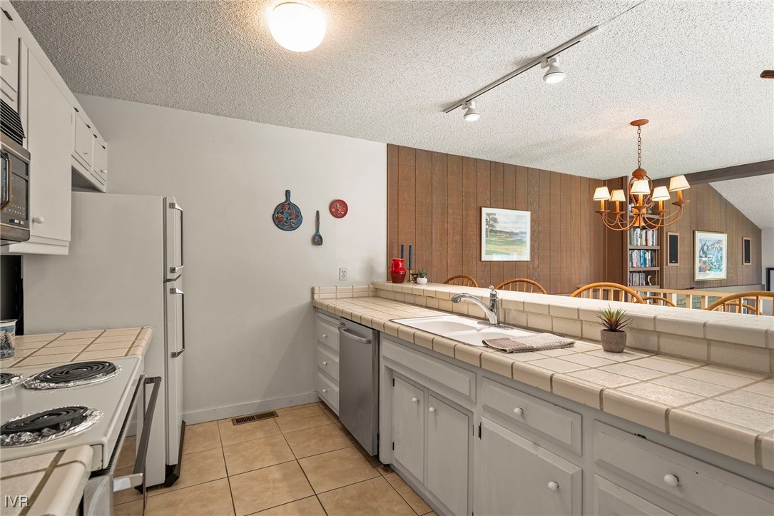 954 Fairway Boulevard 4