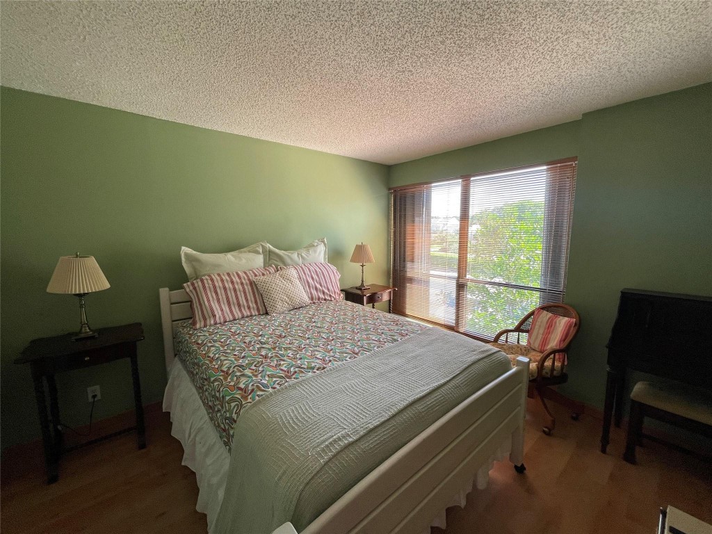 1310 Bridgewood Dr 1310