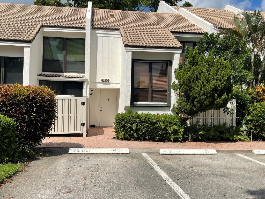 1310 Bridgewood Dr 1310