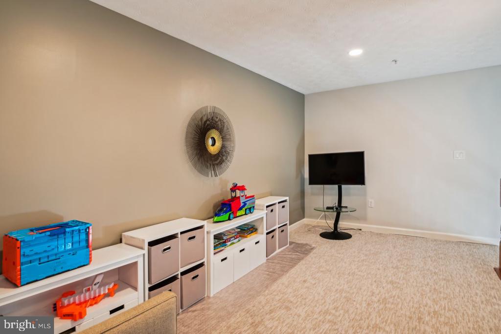 629 ADMIRAL DR #305