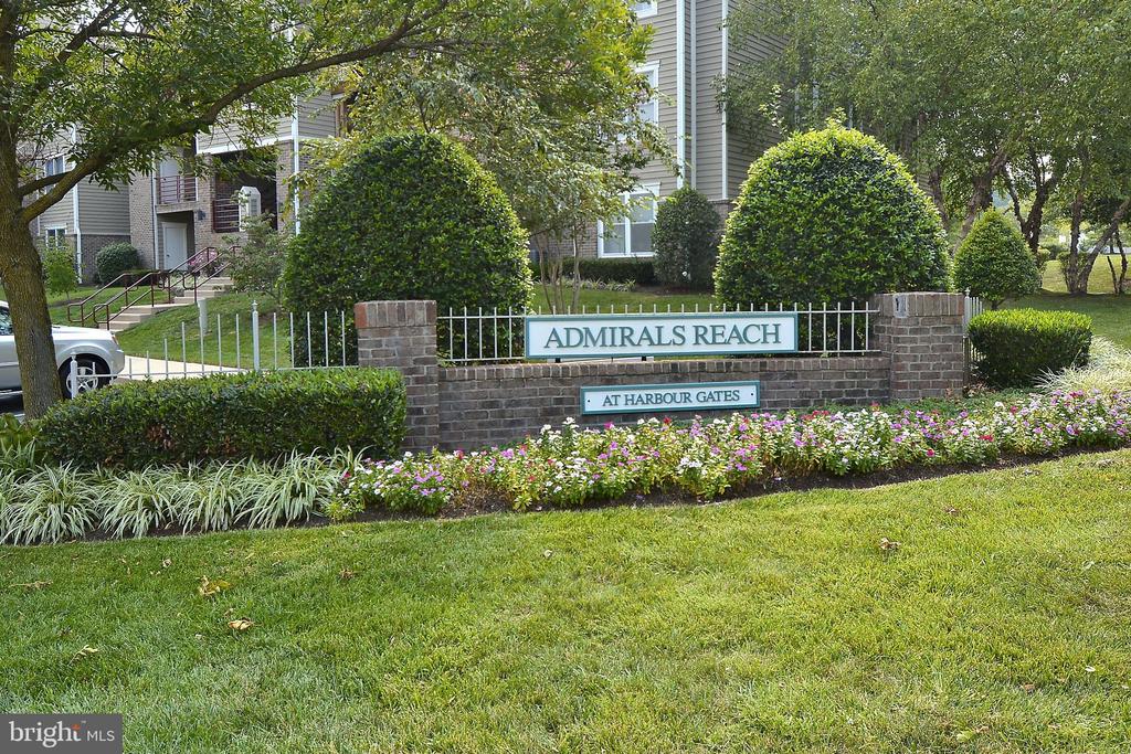 629 ADMIRAL DR #305
