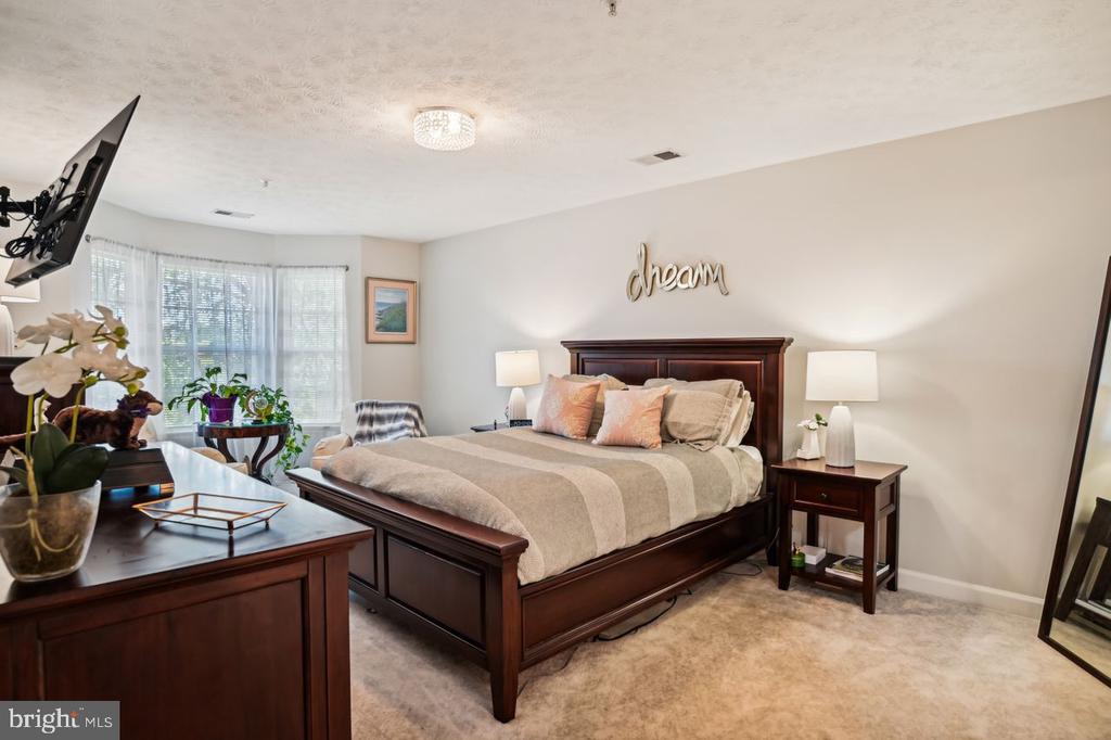 629 ADMIRAL DR #305