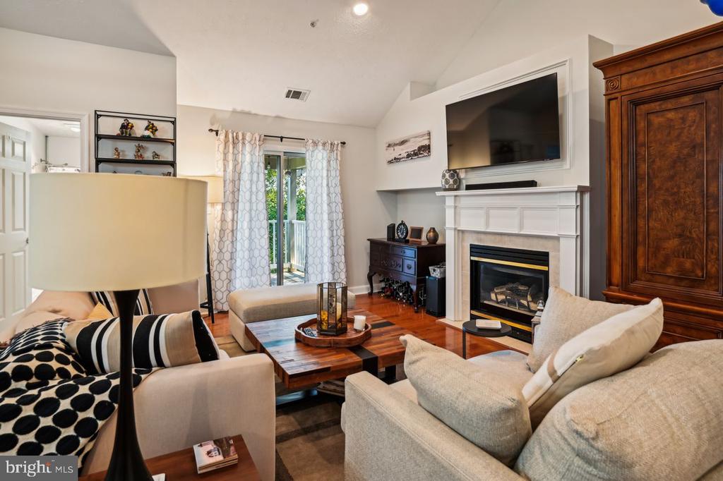 629 ADMIRAL DR #305