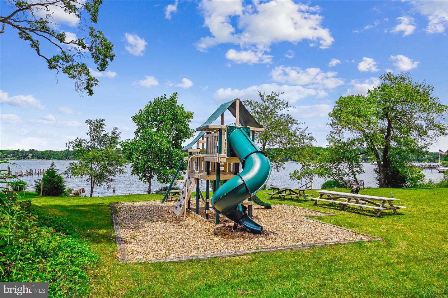 2946 Edgewater Dr