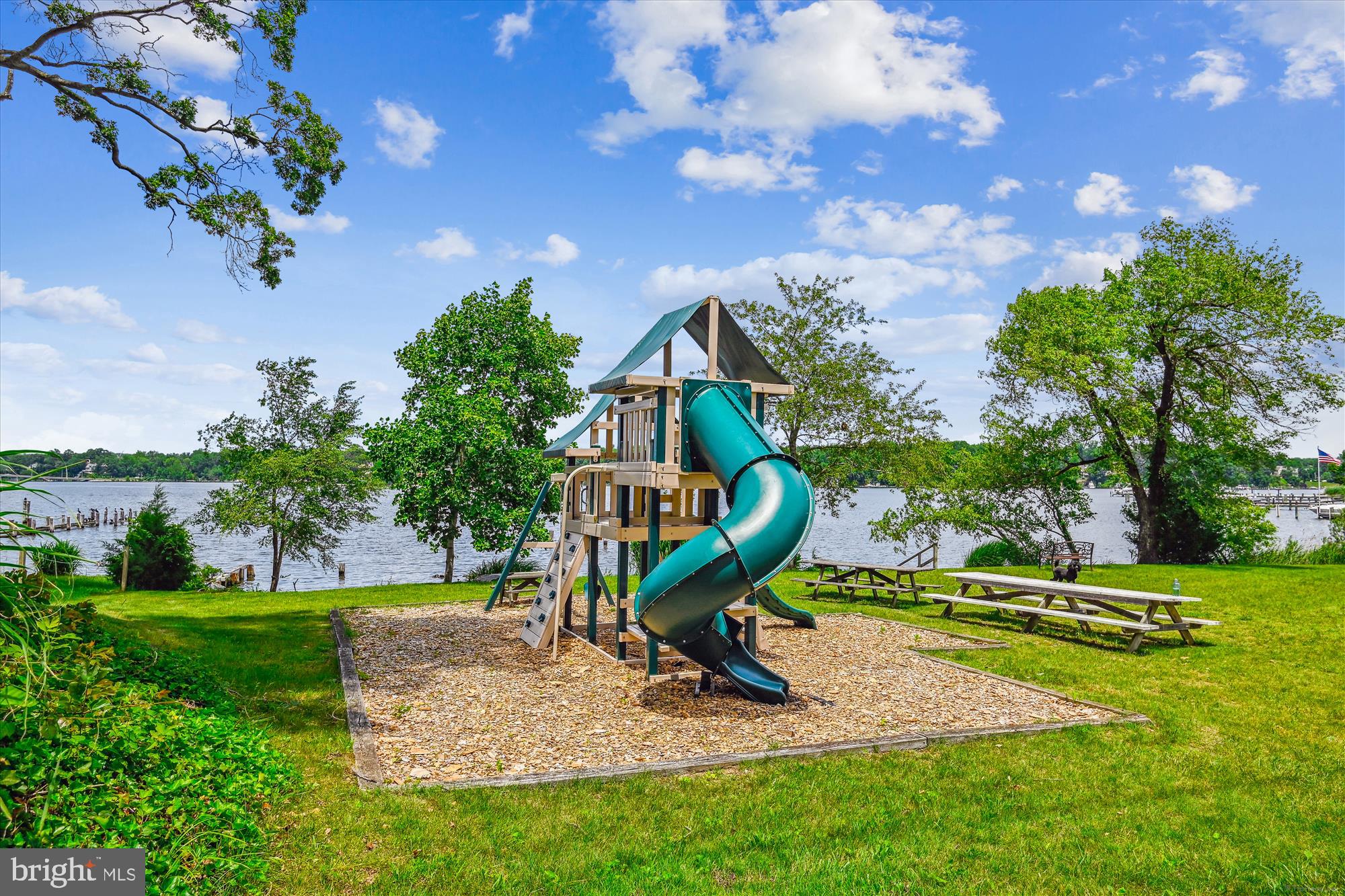 2946 Edgewater Dr