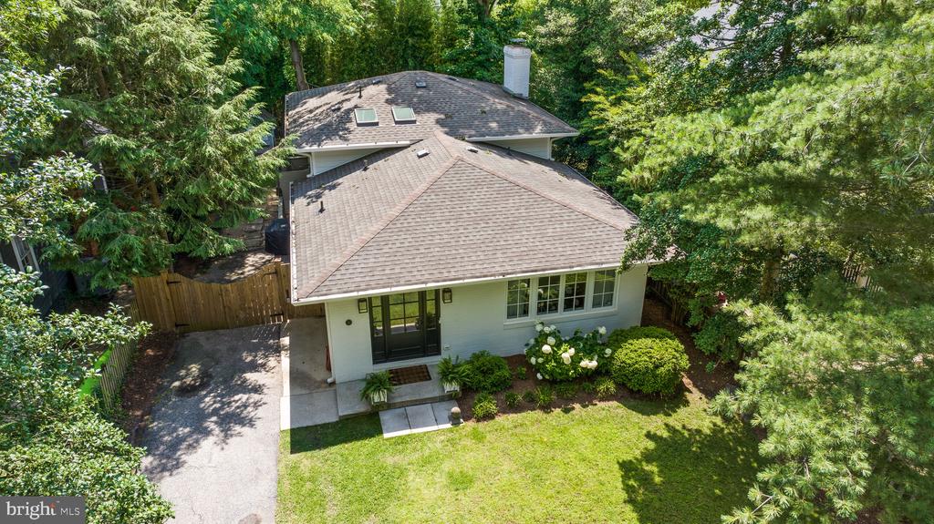 8 Lawrence Ave
