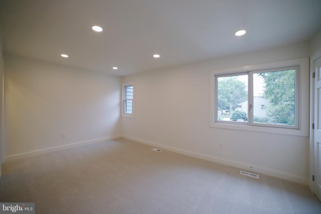 1021 CEDAR RIDGE COURT