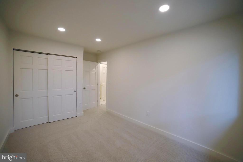 1021 CEDAR RIDGE COURT