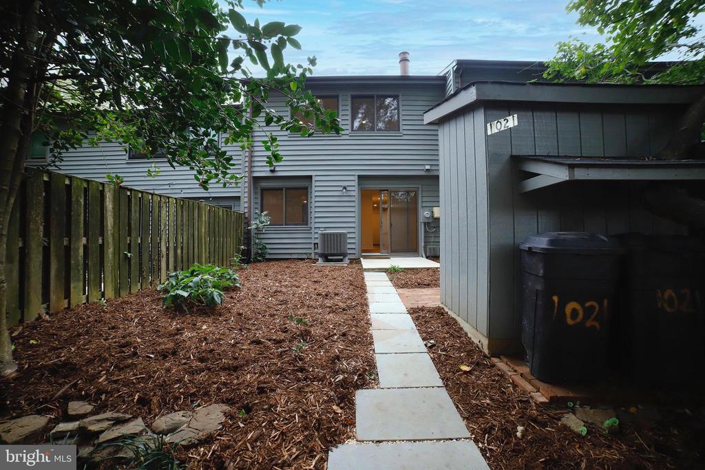 1021 CEDAR RIDGE COURT