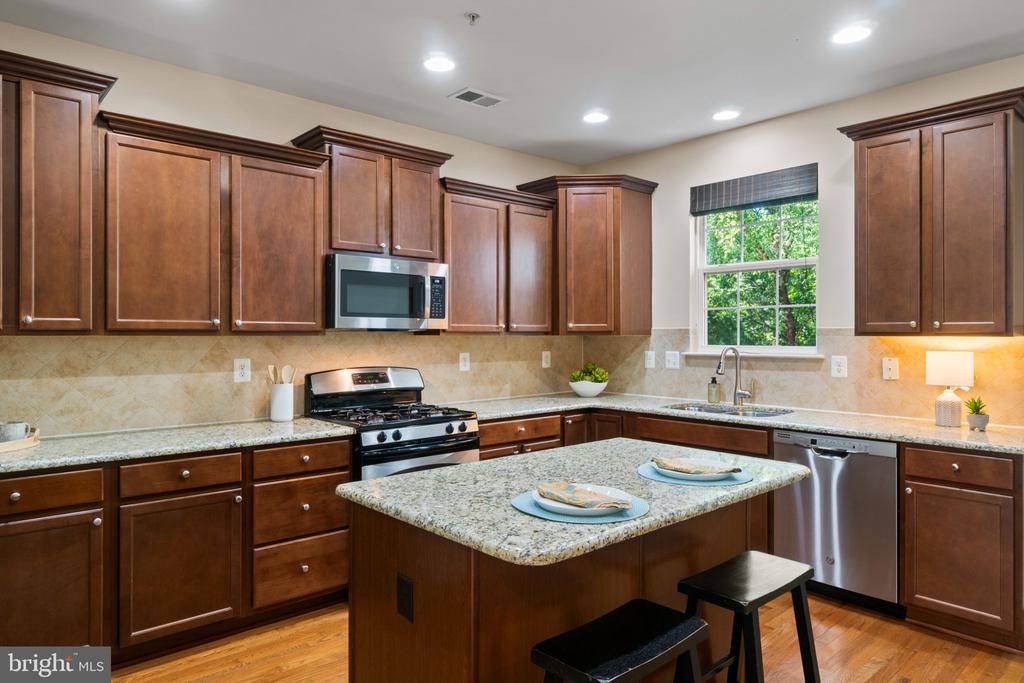 722 HIDDEN OAK