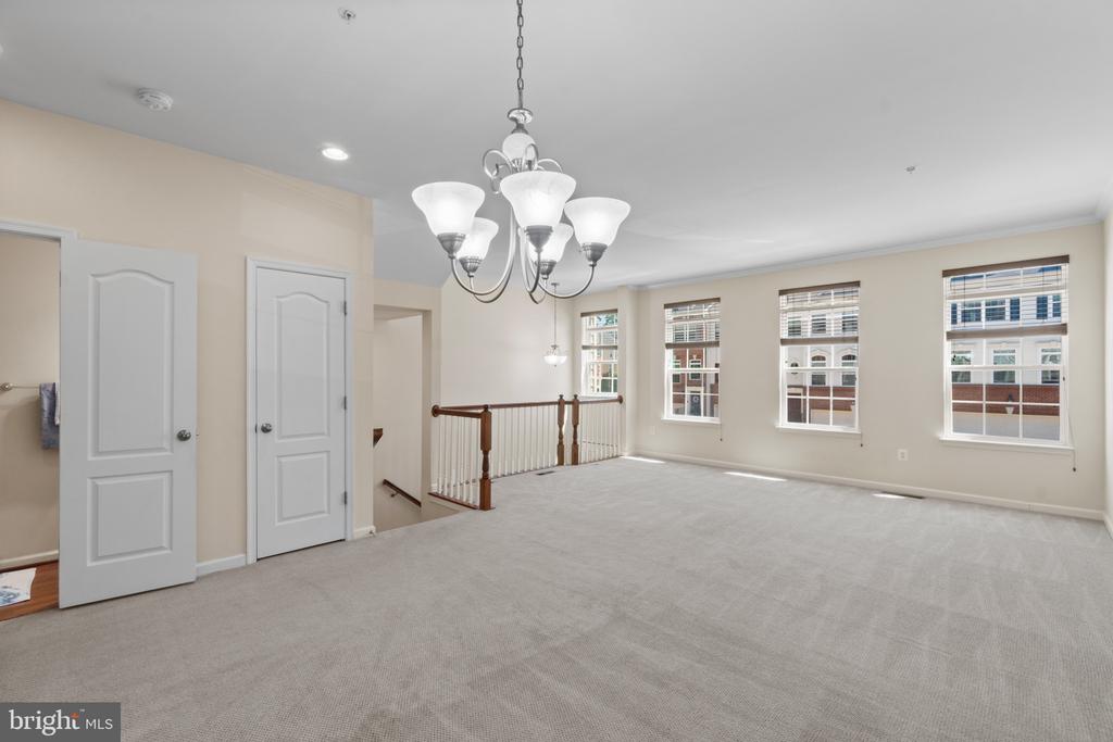 722 HIDDEN OAK