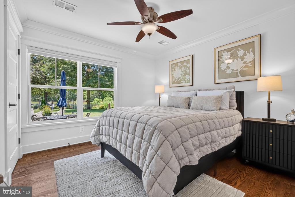 3924 W SHORE DRIVE