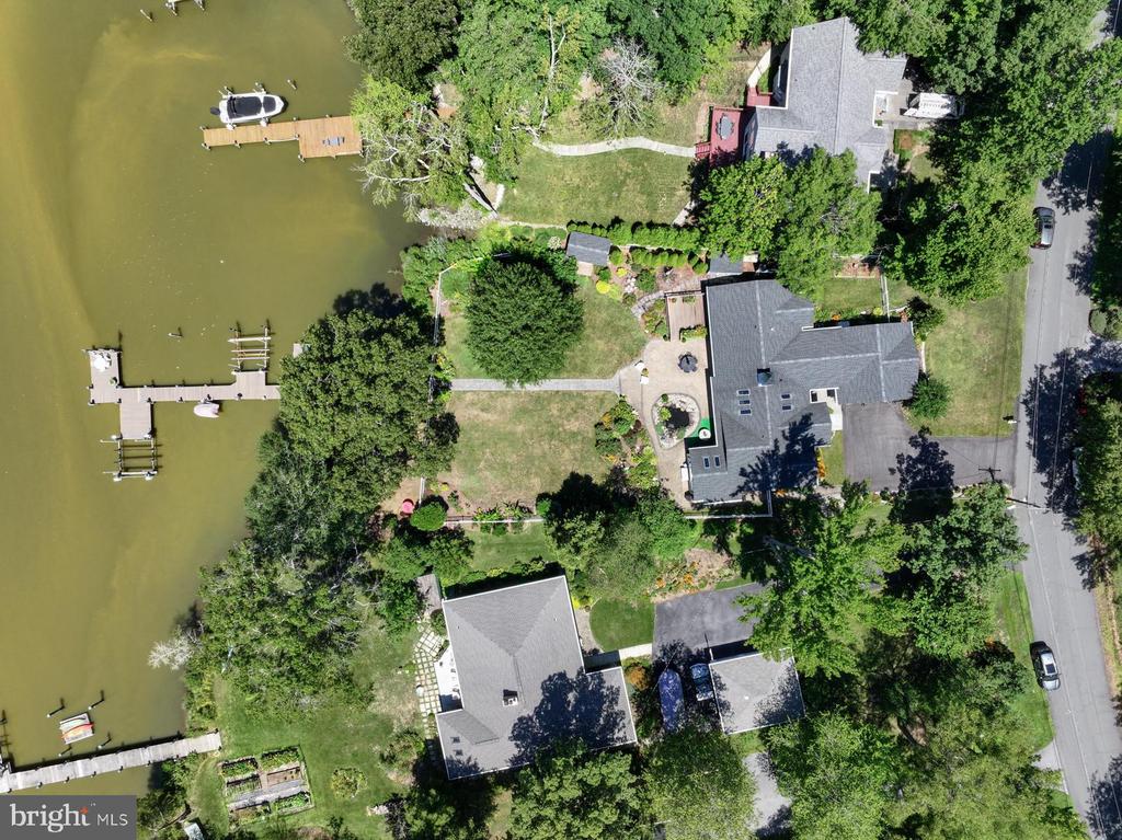 3924 W SHORE DRIVE
