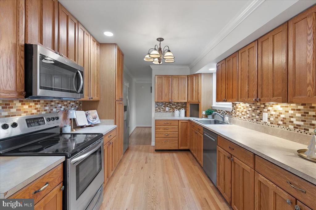 7607 I St