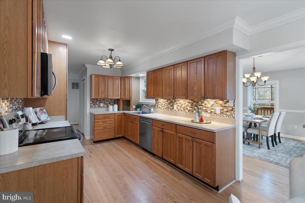 7607 I St