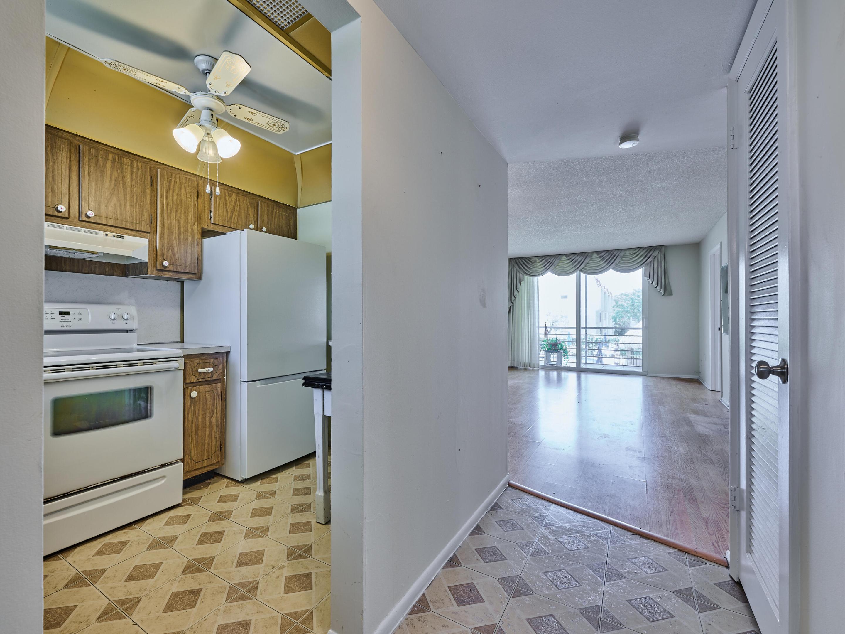 3091 E Sunrise Lakes Drive E Unit: 212