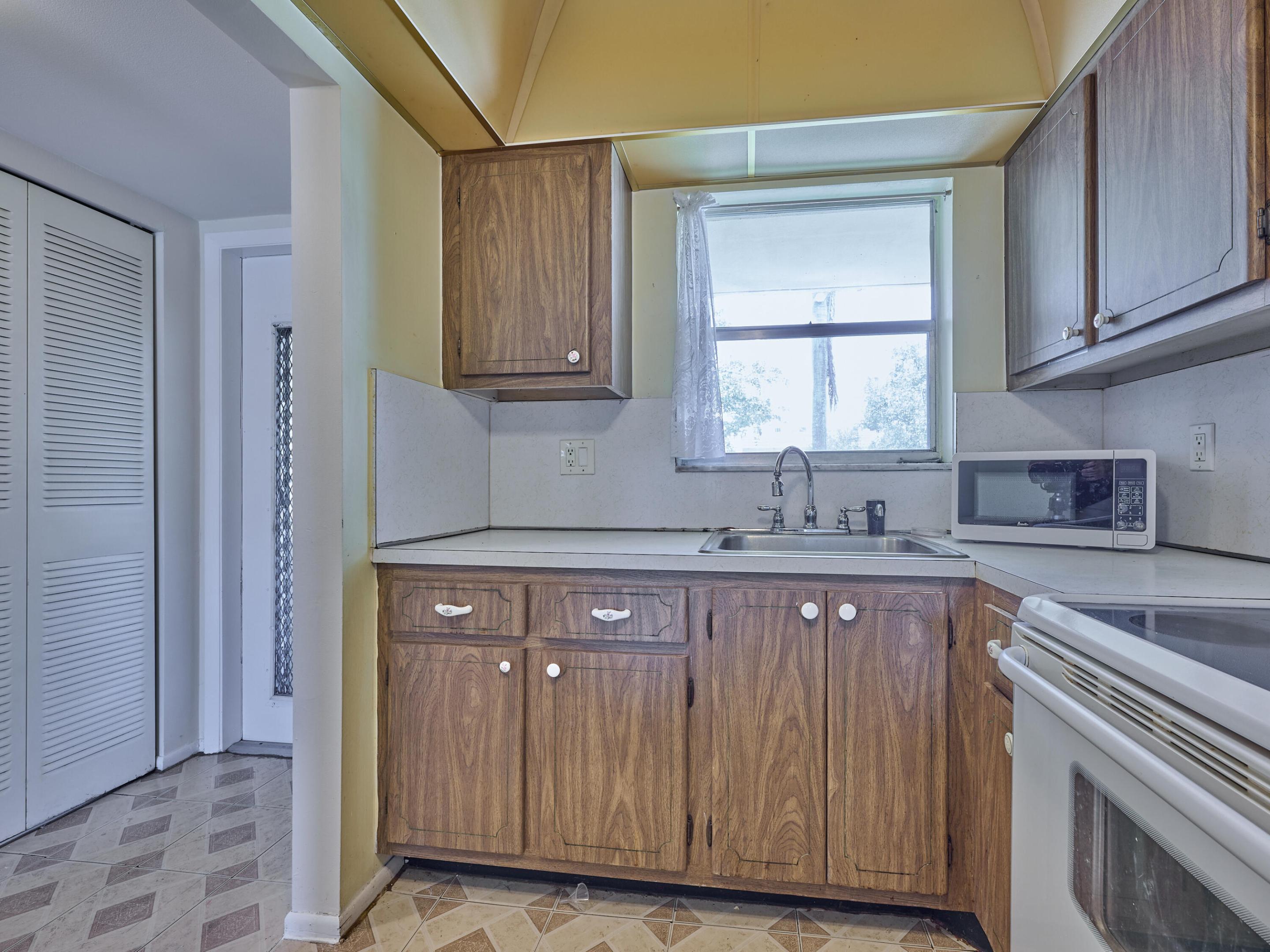 3091 E Sunrise Lakes Drive E Unit: 212