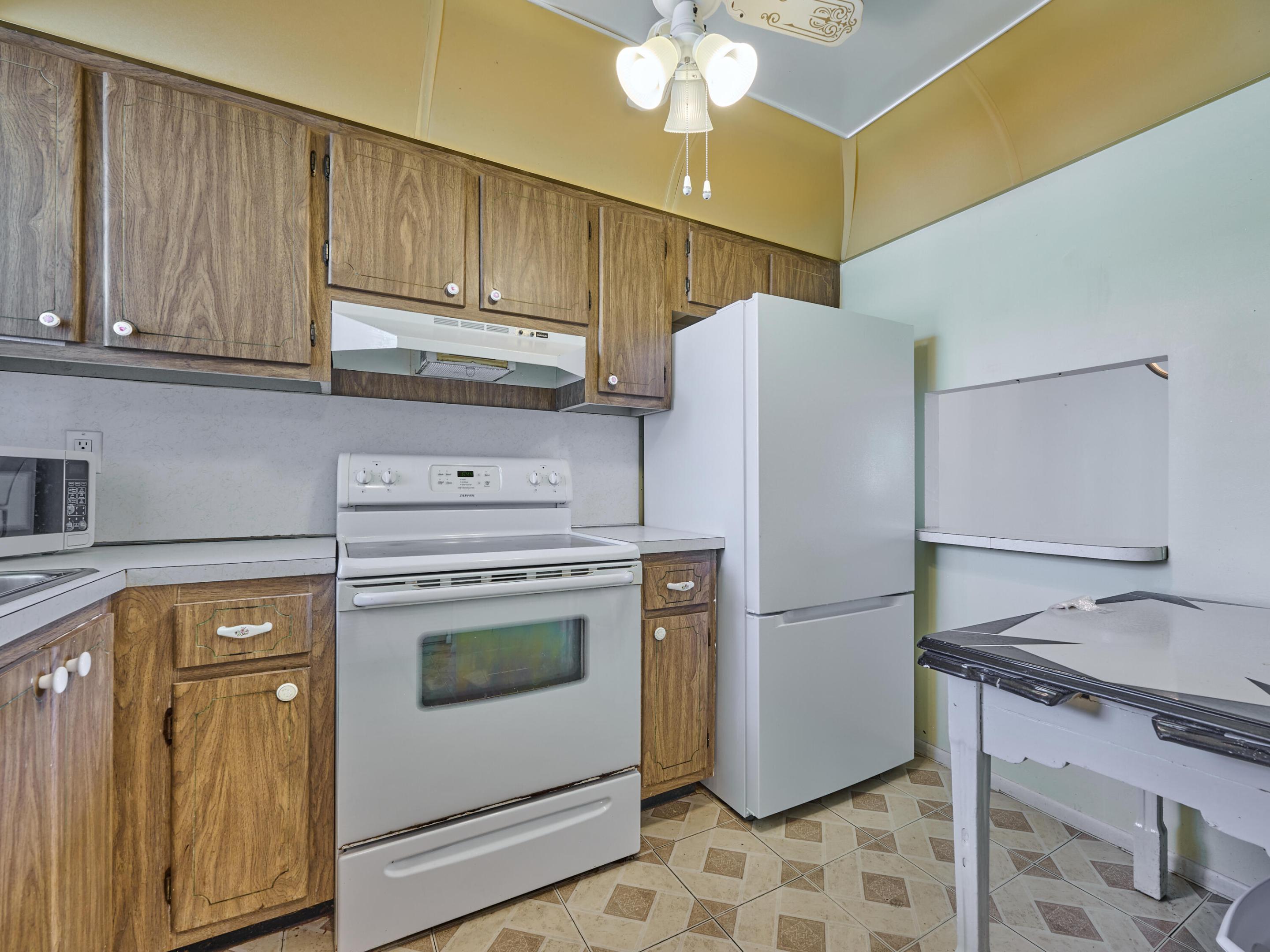 3091 E Sunrise Lakes Drive E Unit: 212