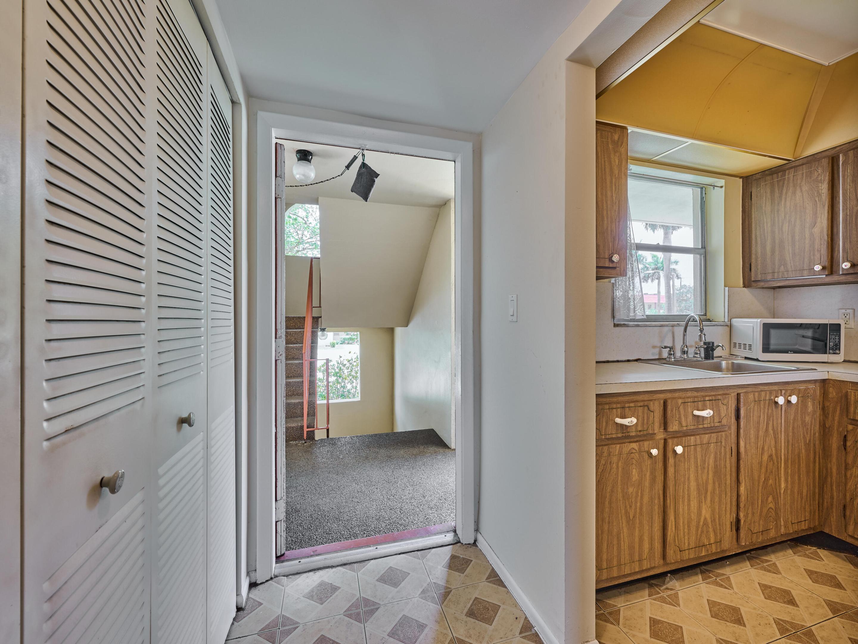 3091 E Sunrise Lakes Drive E Unit: 212