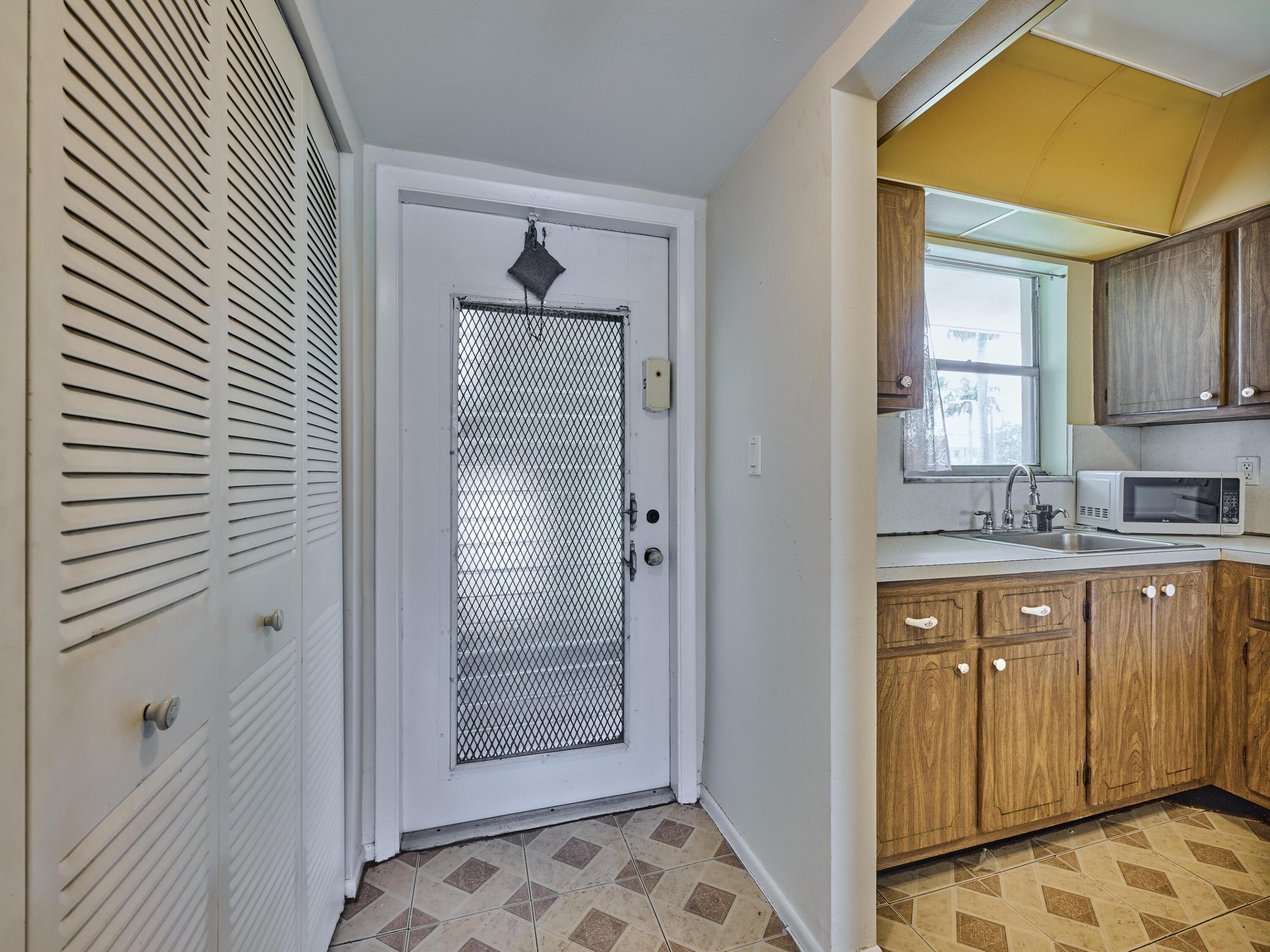 3091 E Sunrise Lakes Drive E Unit: 212