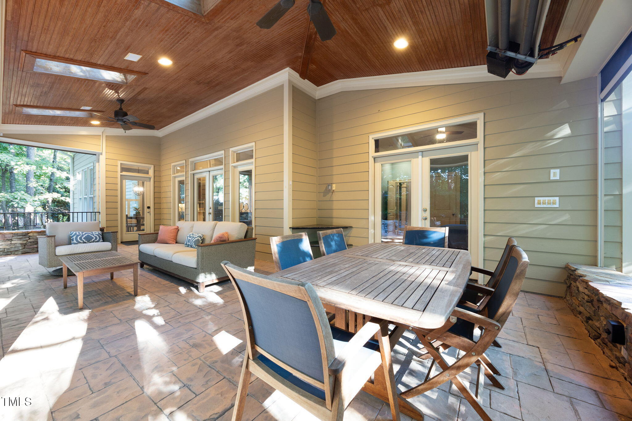 2409 Loring Court