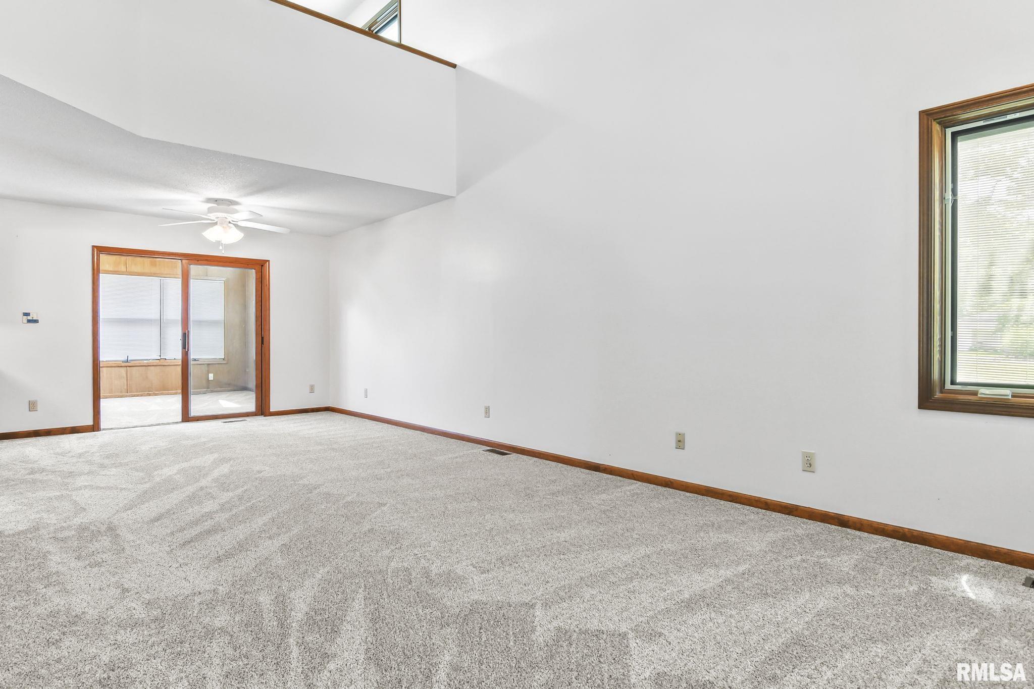 516 N SPRINGFIELD