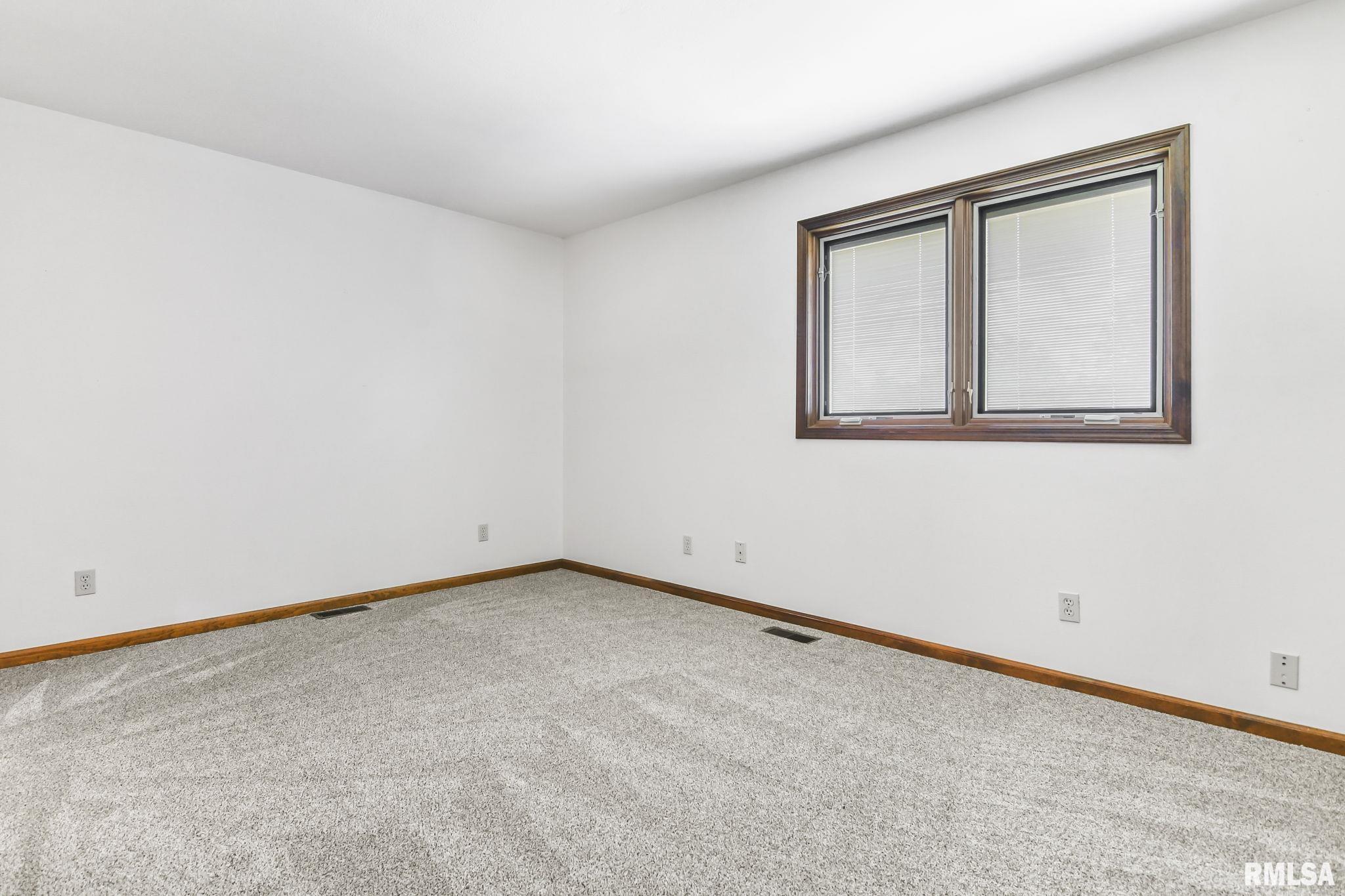 516 N SPRINGFIELD