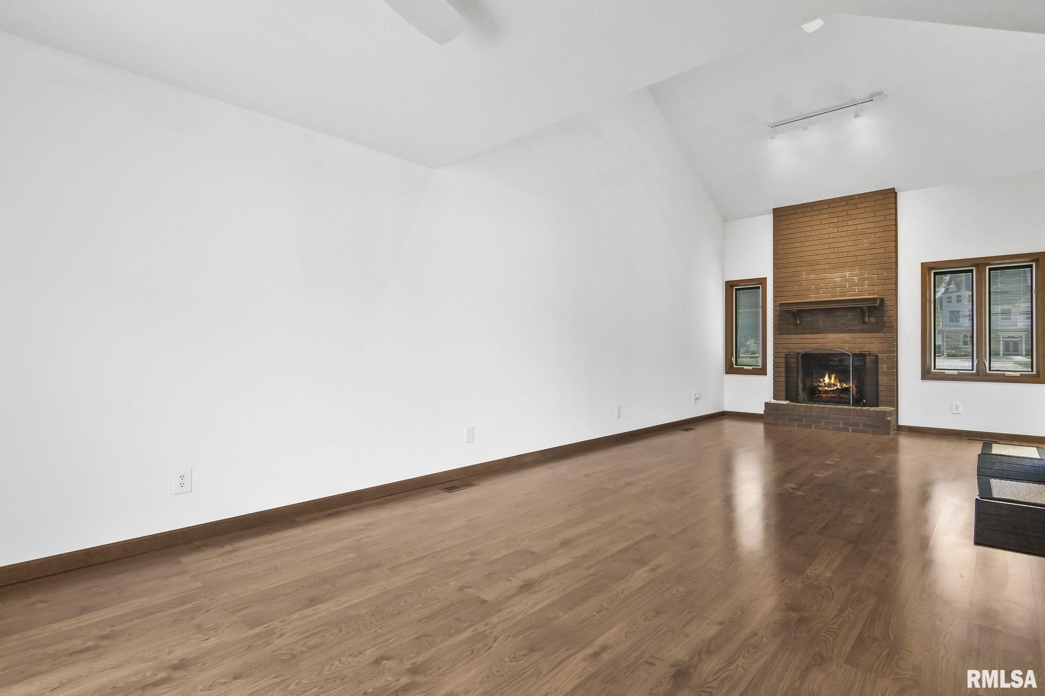 520 N SPRINGFIELD