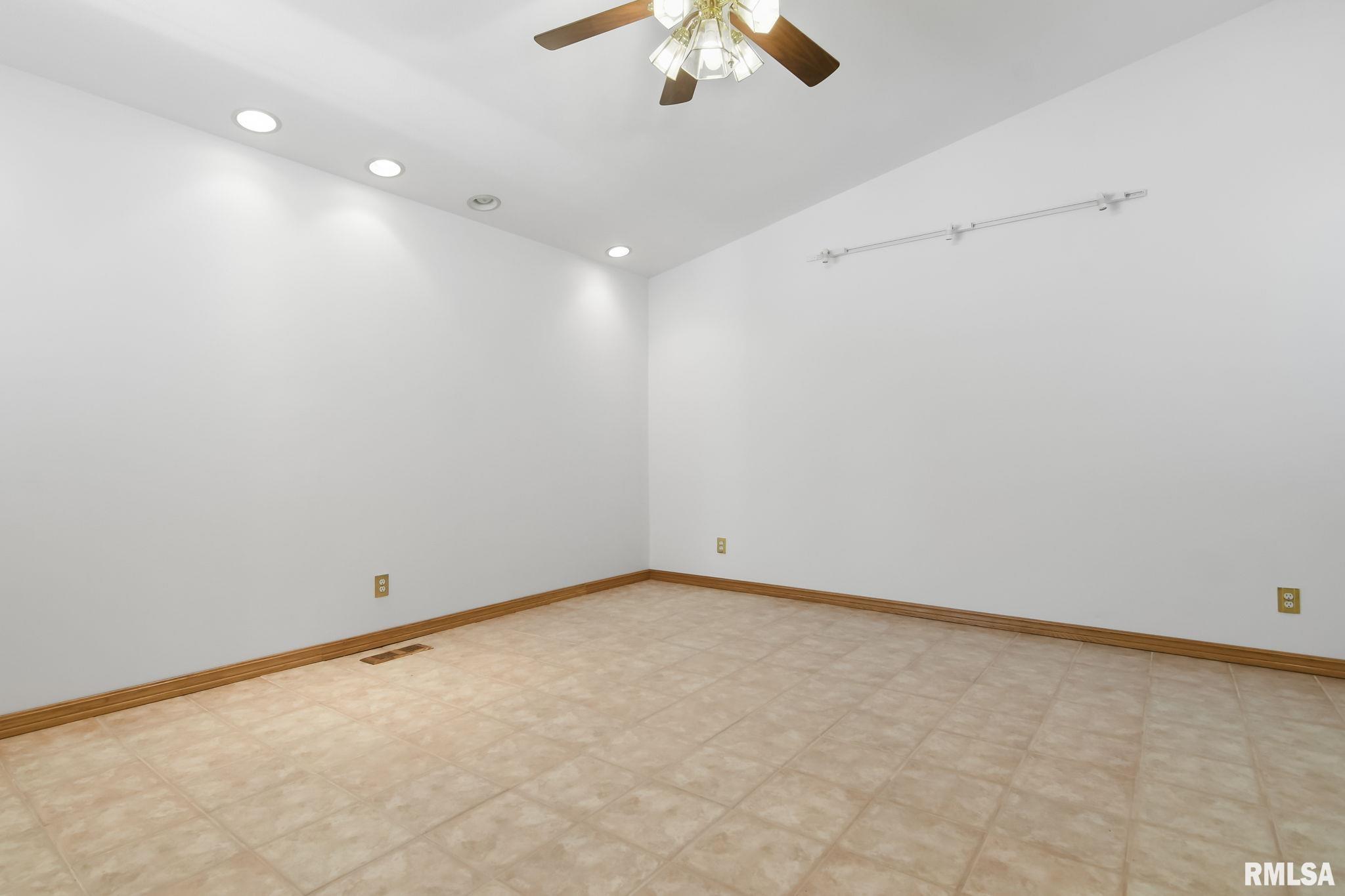 522 N SPRINGFIELD