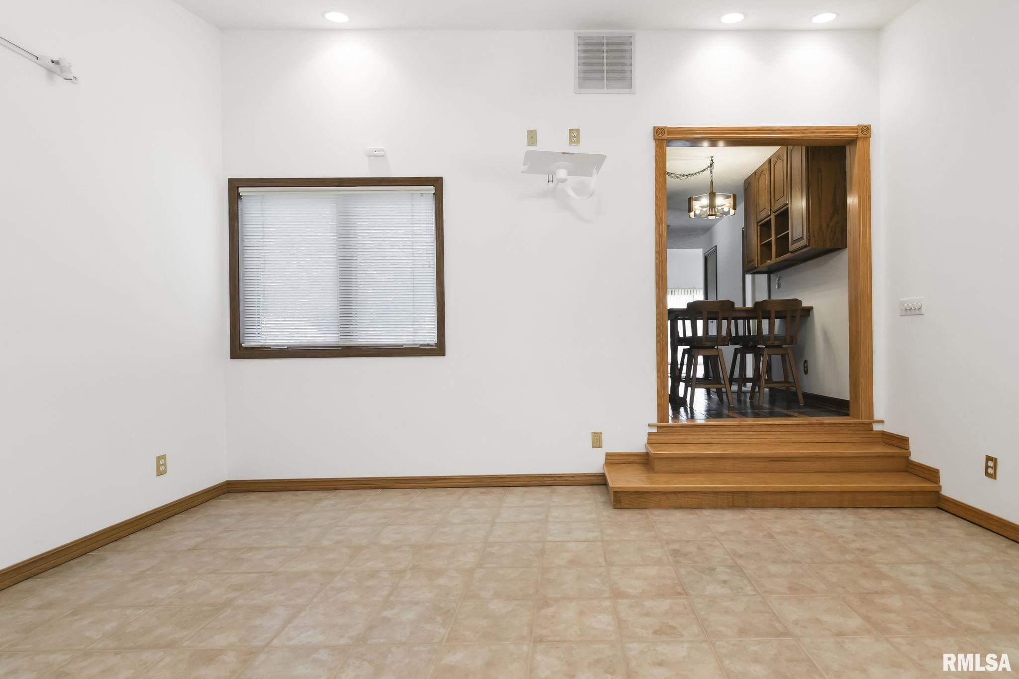 522 N SPRINGFIELD
