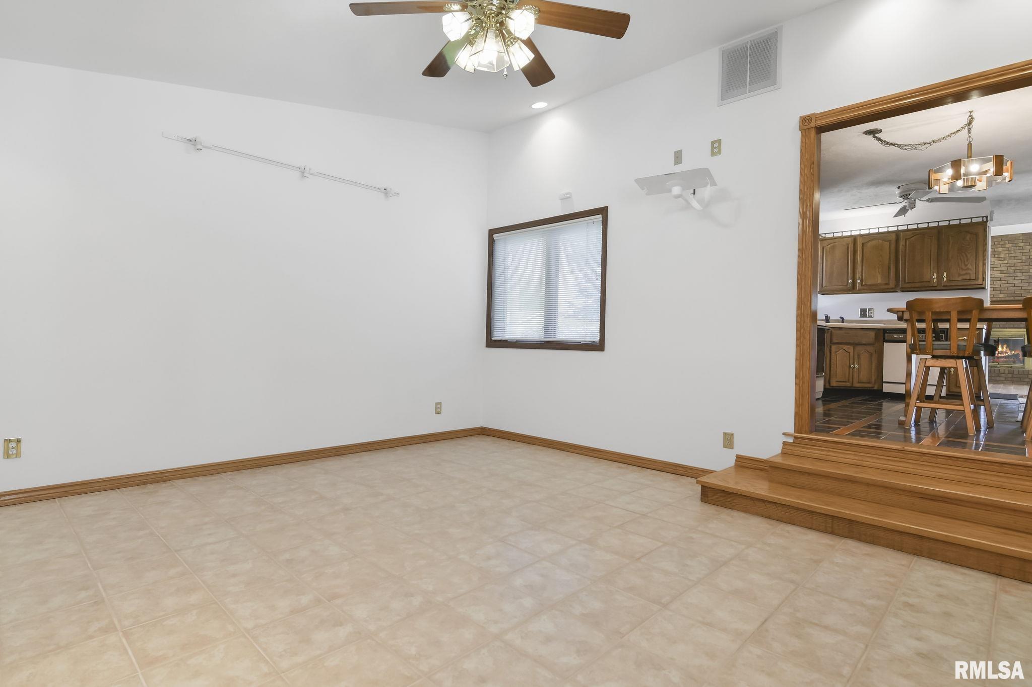 522 N SPRINGFIELD