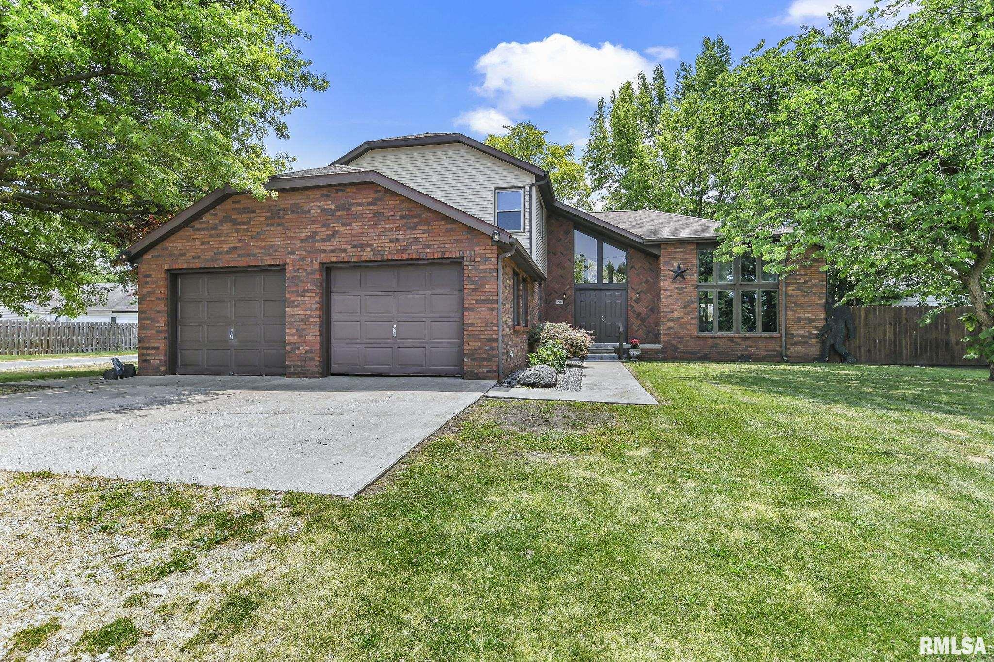 201 W ELLIS Street