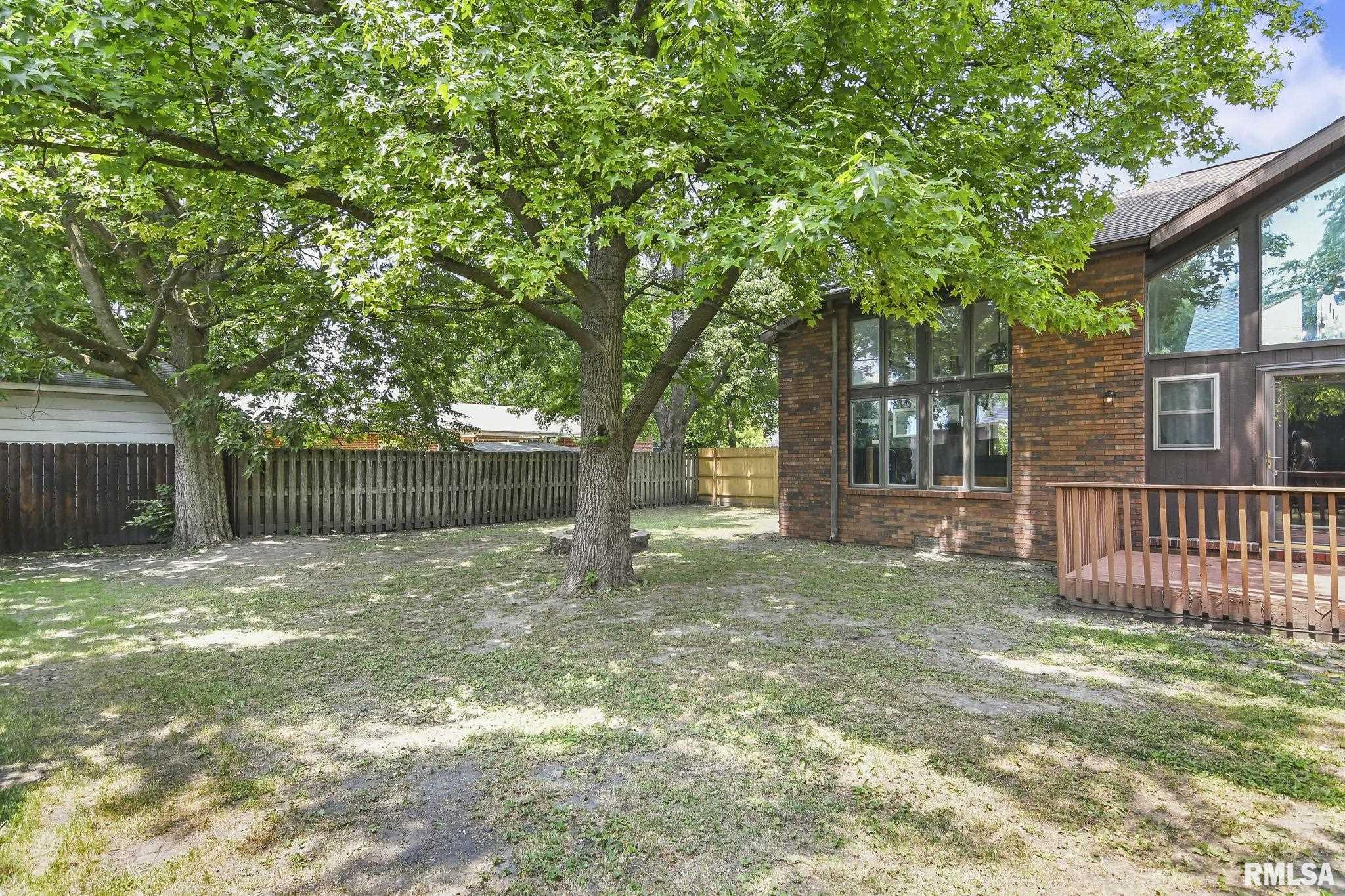 201 W ELLIS Street