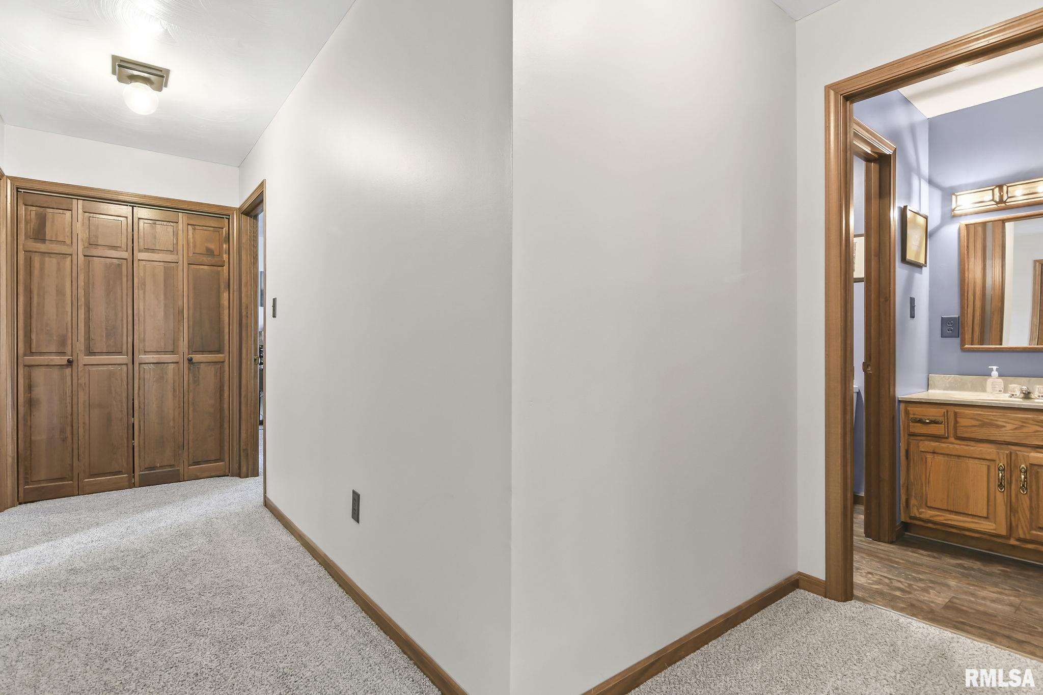 201 W ELLIS Street