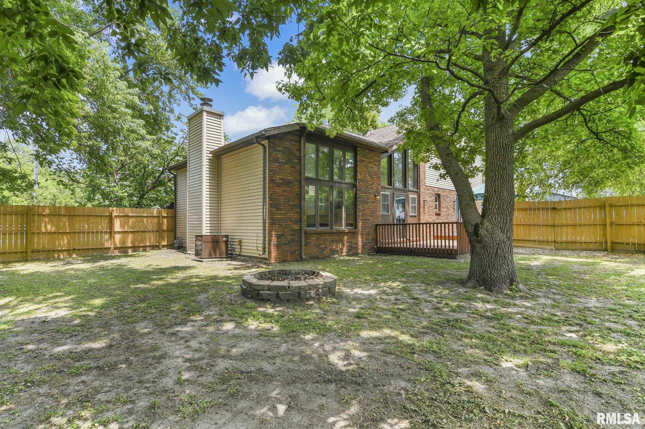 201 W ELLIS Street