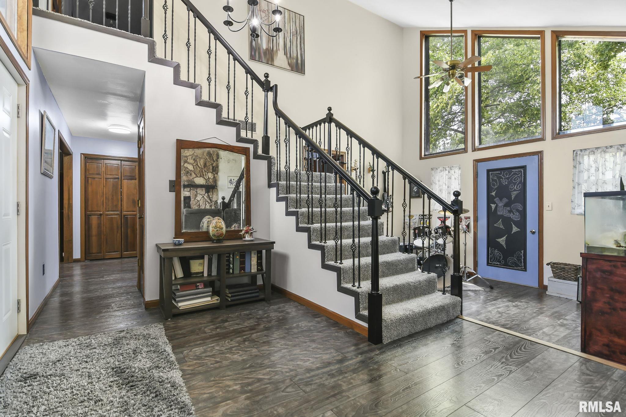 201 W ELLIS Street