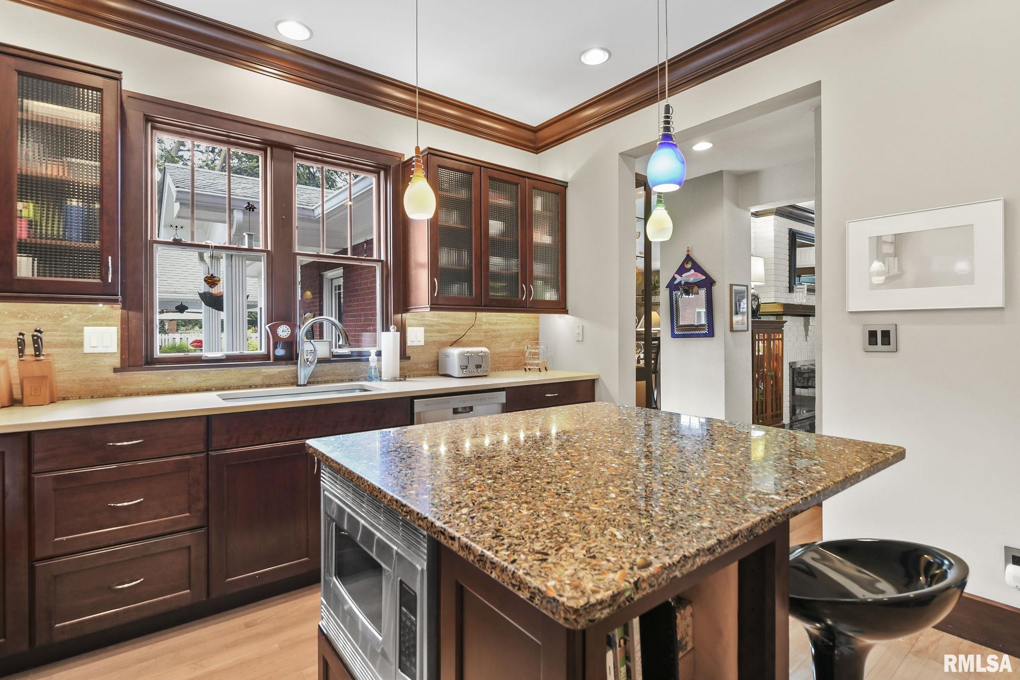 1037 WOODLAND Avenue