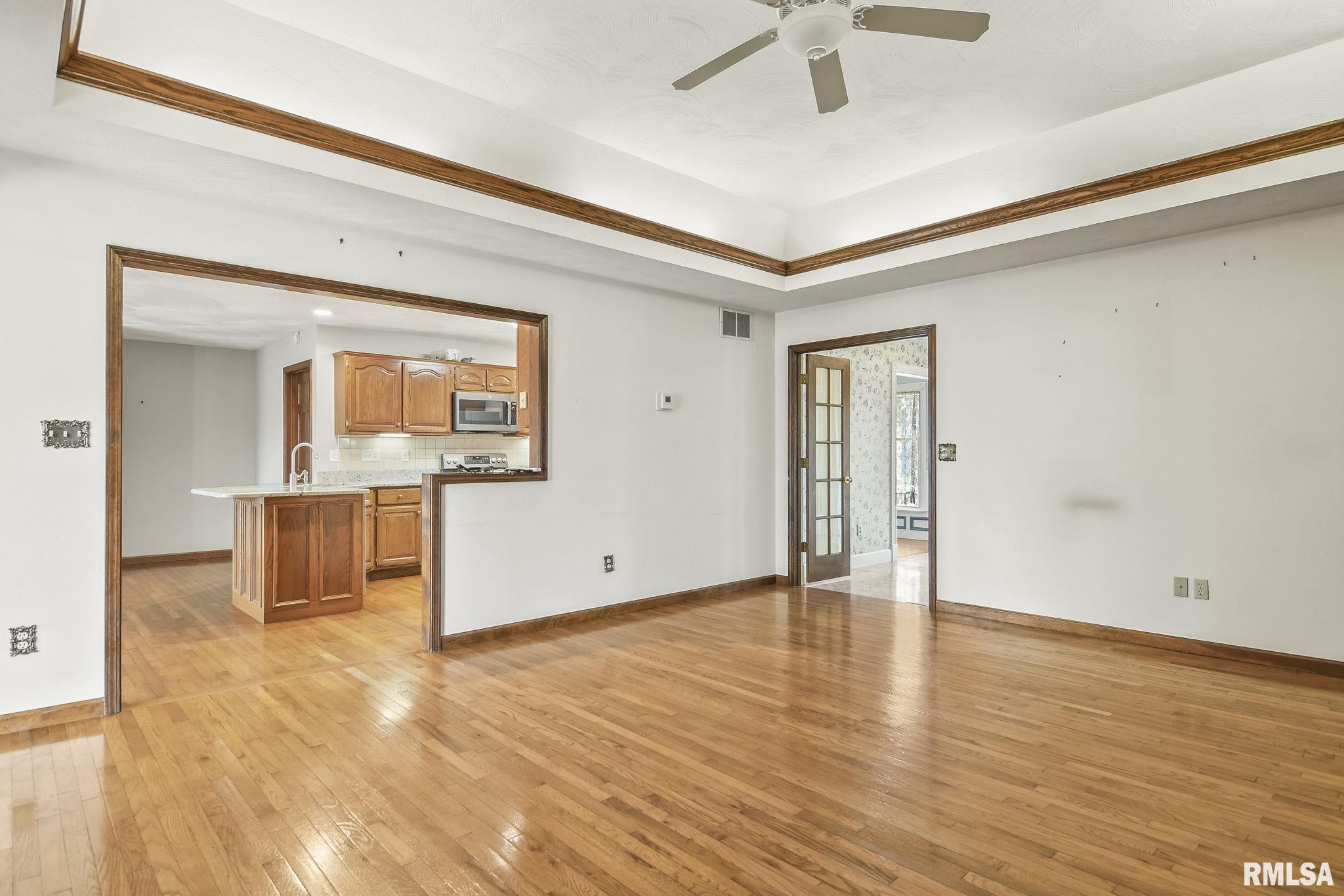 3009 Red Bud Lane