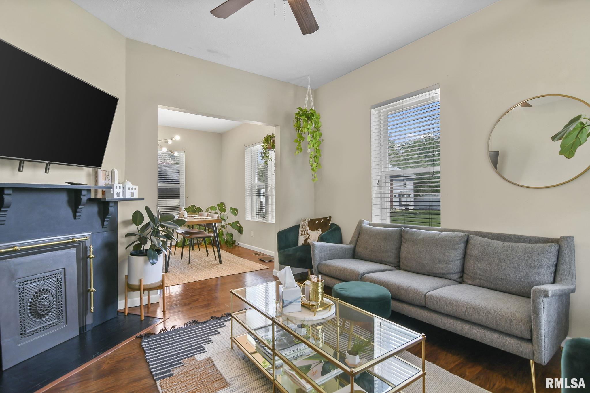 906 N WALNUT Street