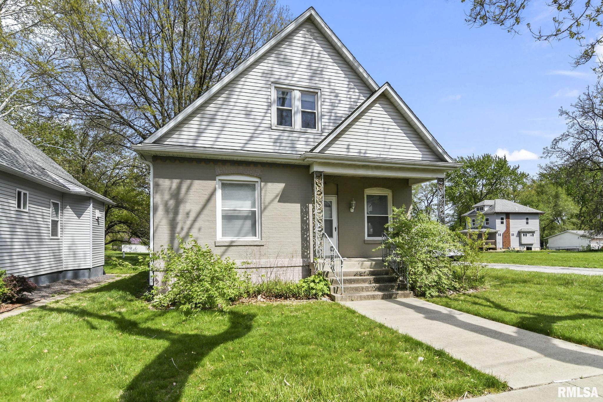 906 N WALNUT Street