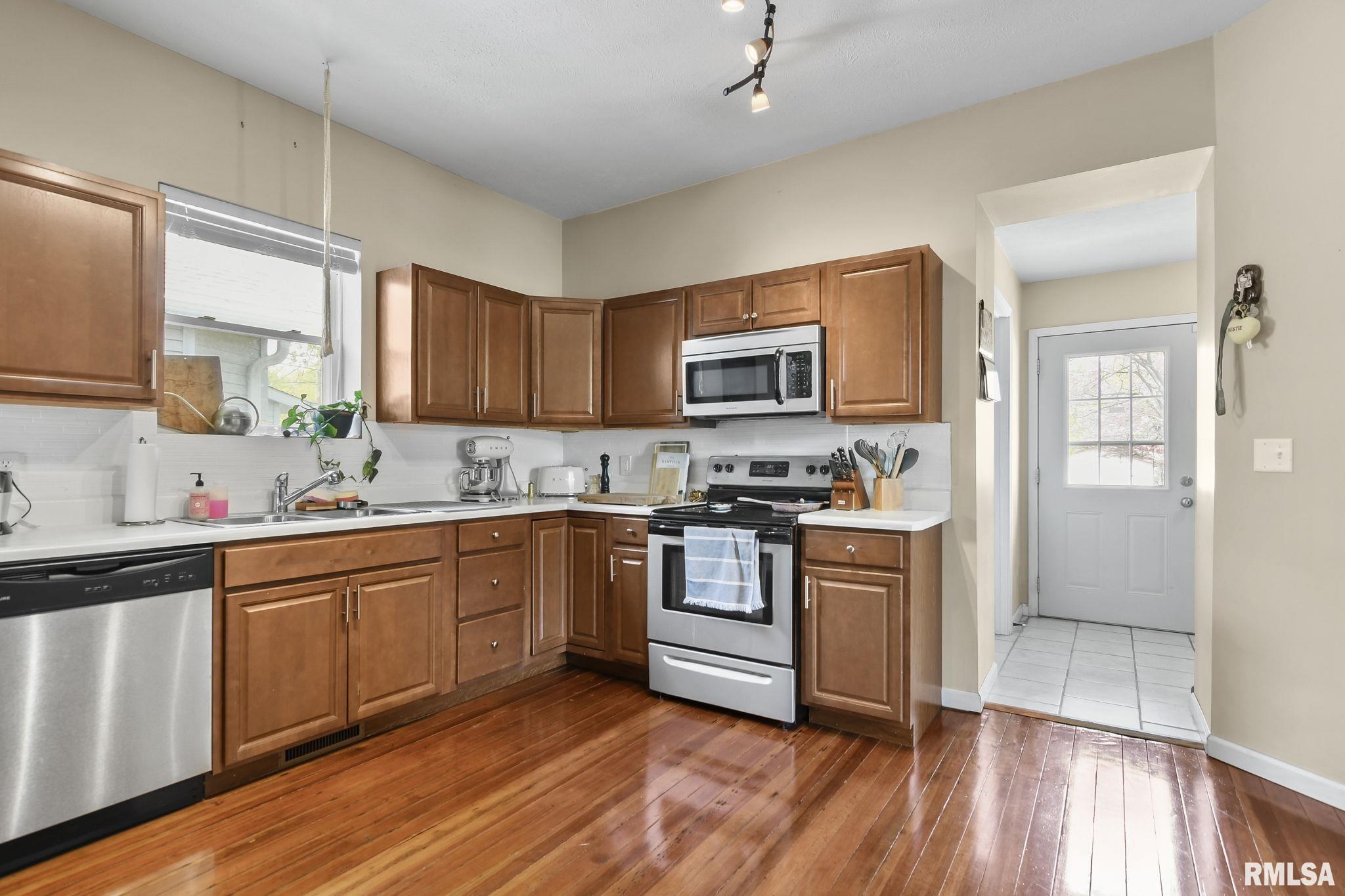 906 N WALNUT Street