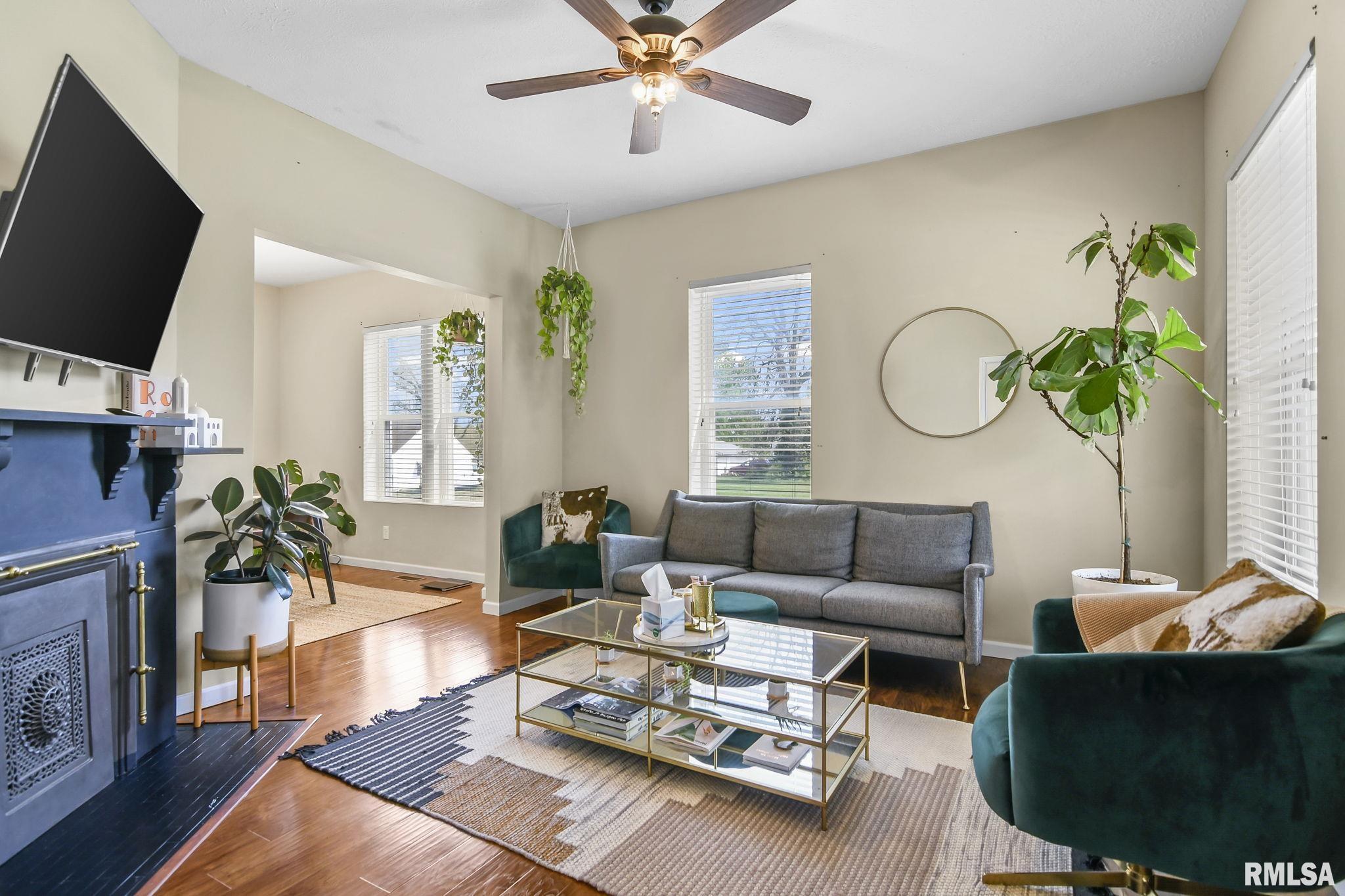 906 N WALNUT Street