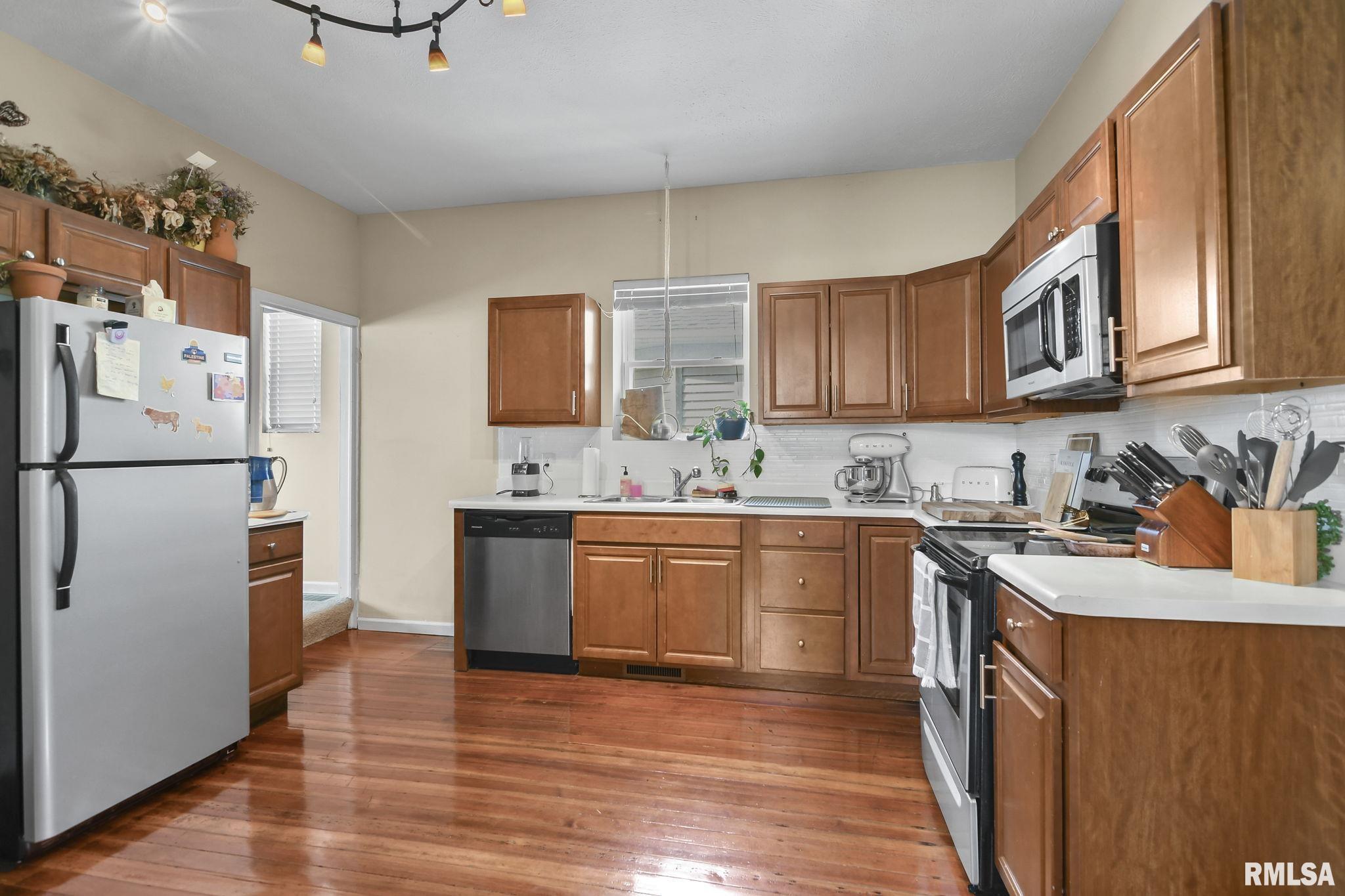 906 N WALNUT Street