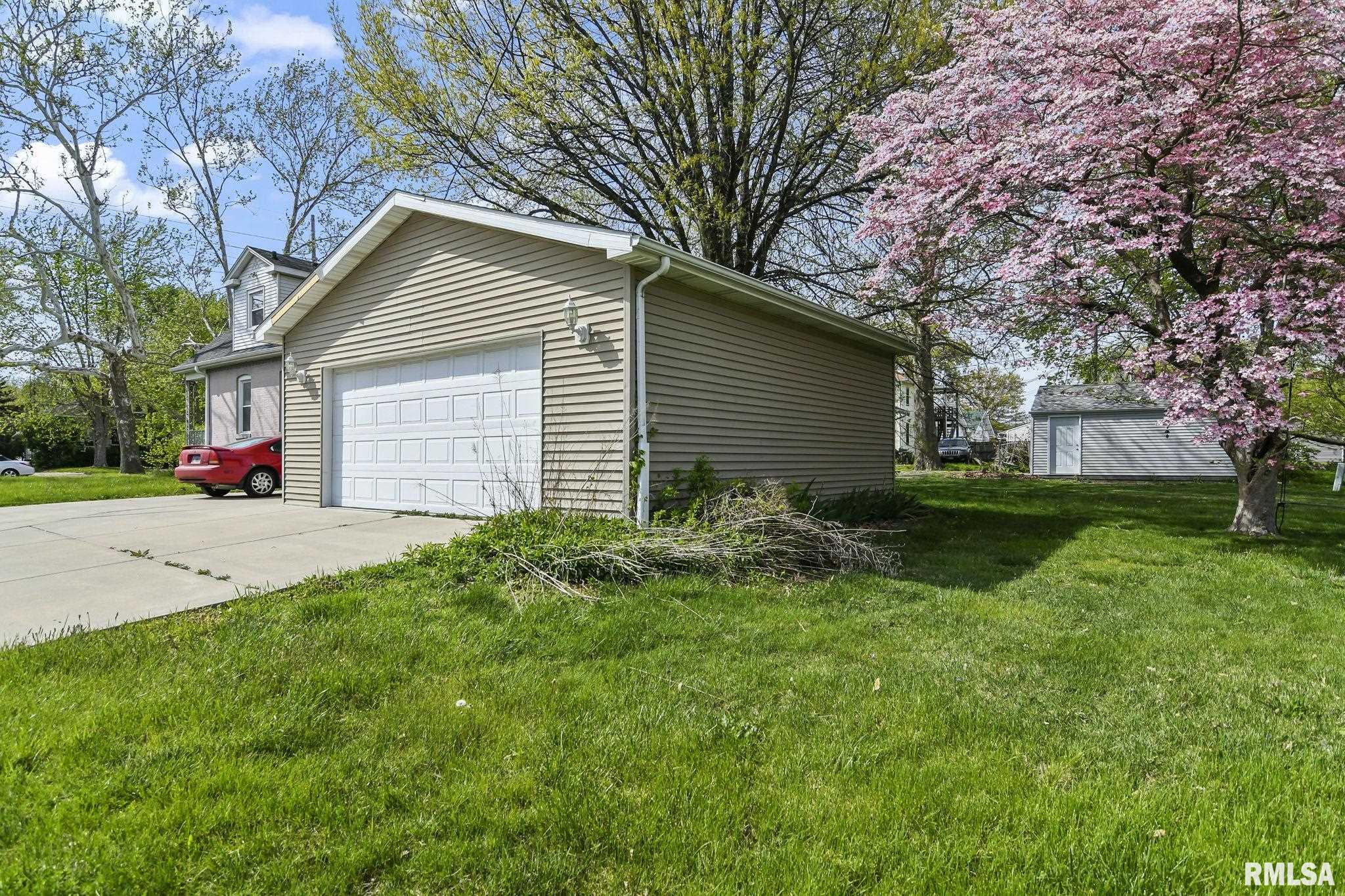 906 N WALNUT Street